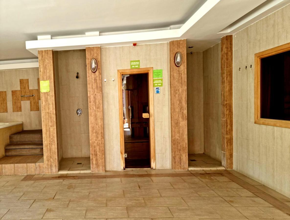 Relax Wellness Manzard Hajduszoboszlo Apartment ภายนอก รูปภาพ